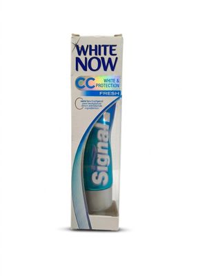 un tube de dentifrice avec une crème blanchissante, présenté dans une boîte sur fond blanc