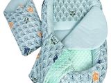 une photo représentant un ensemble de couvertures et de moufles pour bébé