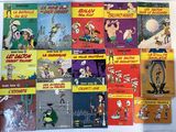 beaucoup de bandes dessinées posées sur la table