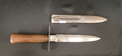 deux couteaux exposés sur une table