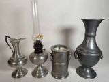 trois types différents de vases en argent et une bougie