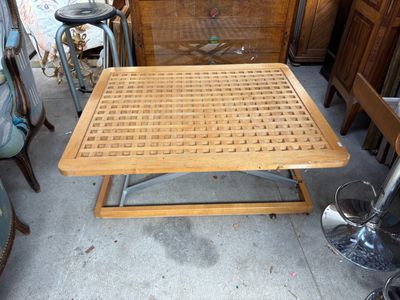 une table placée au milieu d'une pièce