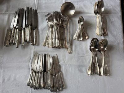 beaucoup de cuillères en argent et de cuillères sur une table