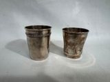 paire de coupes anciennes plaquées argent sur fond blanc