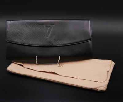 un portefeuille en cuir noir posé sur un morceau de tissu