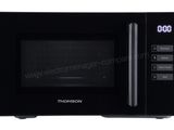 four à micro-ondes noir avec commandes électroniques sur fond blanc