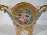 un vase bleu et or avec des fleurs peintes dessus