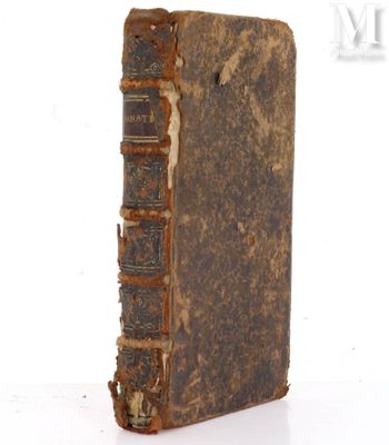 un vieux livre posé sur une surface blanche