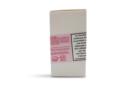 une boîte blanche sur laquelle est collée une étiquette rose