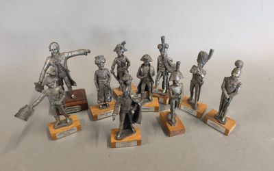 BACHET (XXe siècle) Neuf soldats napoléoniens et une figure …