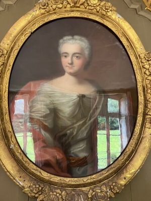 un tableau représentant une femme en robe blanche, dans un cadre doré