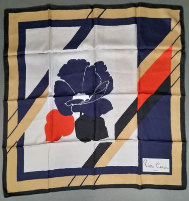 PIERRE CARDIN, PARIS. Carré en twill de soie à décor d'une f…