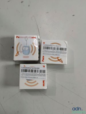trois boîtes de savon posées les unes à côté des autres sur une table