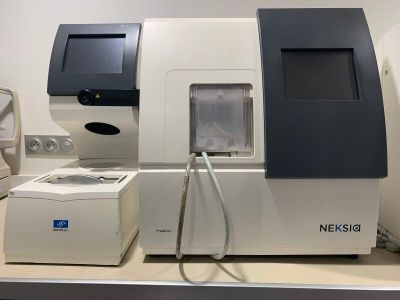 une machine posée sur un comptoir dans une pièce