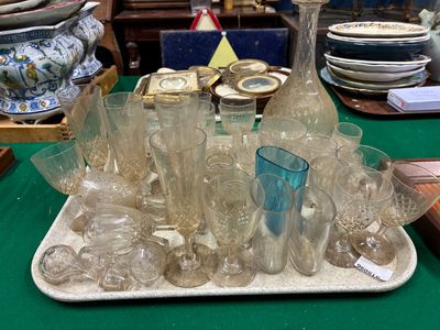 un plateau avec des verres et des vases posé sur une table