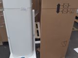 un réfrigérateur blanc posé à côté d'un carton