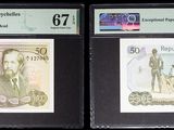 Trois types de monnaies différents sont exposés dans une vitrine