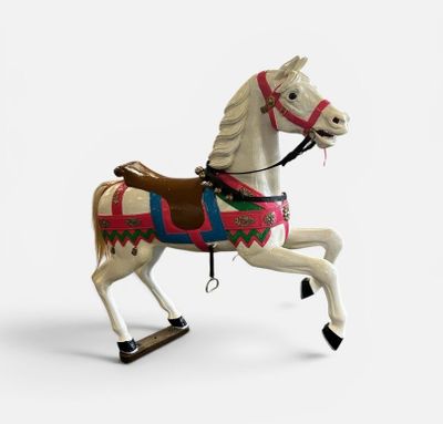 un cheval en peluche avec une selle sur le dos