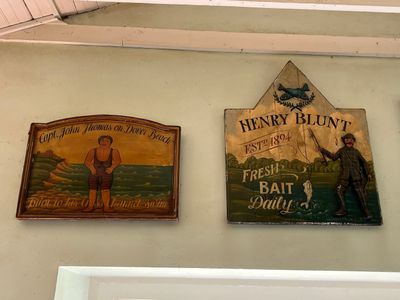 trois affiches accrochées au mur d'une pièce