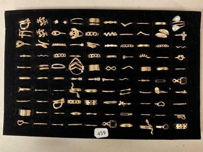 une photo présentant une collection de bijoux noirs et dorés