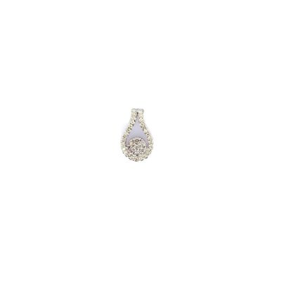 gros plan d'un pendentif en diamant sur fond blanc