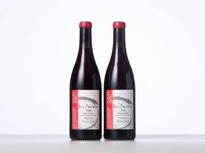 deux bouteilles de vin rouge posées sur une table