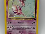 gros plan d'une carte pokemon sur une surface blanche