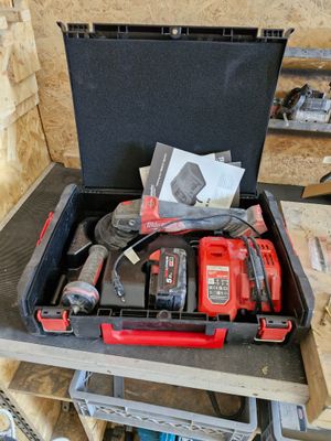 une boîte à outils avec des outils posés sur une table