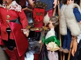 many dolls that are sitting in a box together