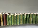 plusieurs vieux livres empilés sur une table