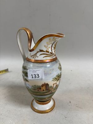 un petit vase avec un tableau posé sur une table