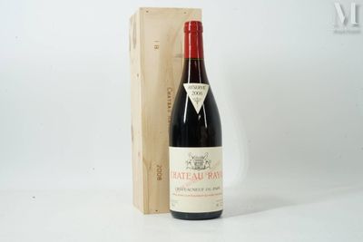 une bouteille de vin posée à côté d'une caisse en bois