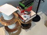une pile de fils posée sur une table à côté d'une lampe