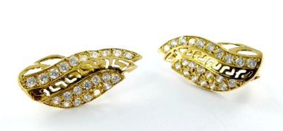 deux paires de boucles d'oreilles en or et diamants sur fond blanc