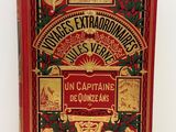 un vieux livre à la couverture rouge et aux lettres dorées