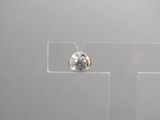 un seul diamant au milieu d'une vitrine transparente