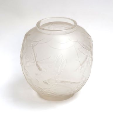 un vase en verre transparent orné d'un motif