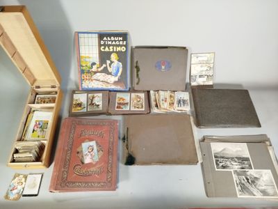 une table sur laquelle se trouvent de nombreux livres et d'autres objets