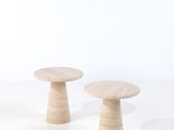 deux petits tabourets en bois posés sur une surface blanche