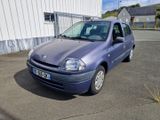 une voiture violette garée devant un immeuble blanc