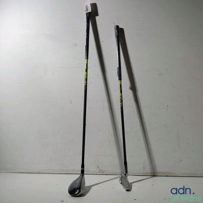 deux clubs de golf appuyés contre un mur