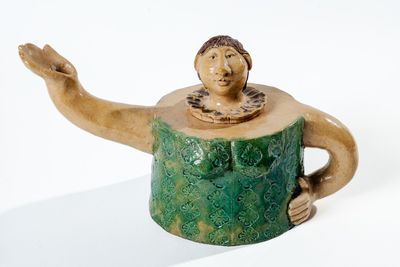 une figurine en céramique représentant un homme coiffé d'un chapeau