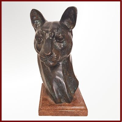 statue d'un chat assis sur un socle en bois, sur fond blanc