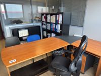 Ensemble de mobilier de bureau comprenant :