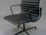 une image représentant un fauteuil de bureau en cuir noir sur fond blanc