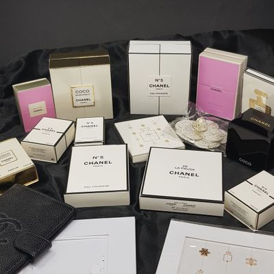a lot of different types of perfumes on the table