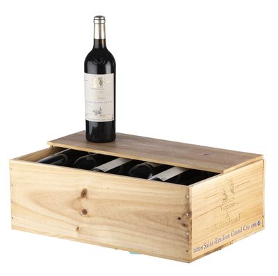 une bouteille de vin présentée dans un coffret en bois