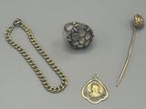 trois bijoux en or et en argent, dont une broche, une chaîne et une épingle