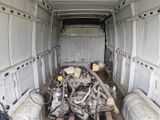 une photo d'un camion avec beaucoup de matériel à l'arrière
