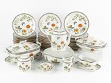 un ensemble d'assiettes et de tasses en porcelaine ornées de fleurs